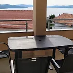 Charming 2-bed In Okrug Gornji 아파트 트로기르