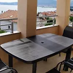 Charming 2-bed In Okrug Gornji *