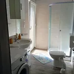 Charming 2-bed In Okrug Gornji 아파트 *
