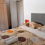 아파트 Charming 2-bed In Okrug Gornji
