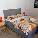 Charming 2-bed In Okrug Gornji 아파트 *