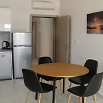 Charming 2-bed In Okrug Gornji 트로기르