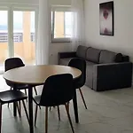 Charming 2-bed In Okrug Gornji 트로기르