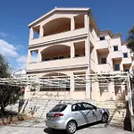 Charming 2-bed In Okrug Gornji 트로기르