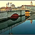Charming 2-bed In Okrug Gornji 아파트 *