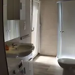 아파트 Charming 2-bed In Okrug Gornji *