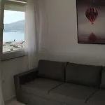 Charming 2-bed In Okrug Gornji * 트로기르