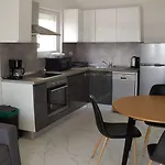 Charming 2-bed In Okrug Gornji 아파트