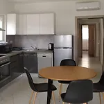 Charming 2-bed In Okrug Gornji 트로기르