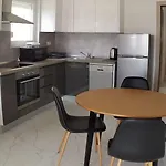 Charming 2-bed In Okrug Gornji