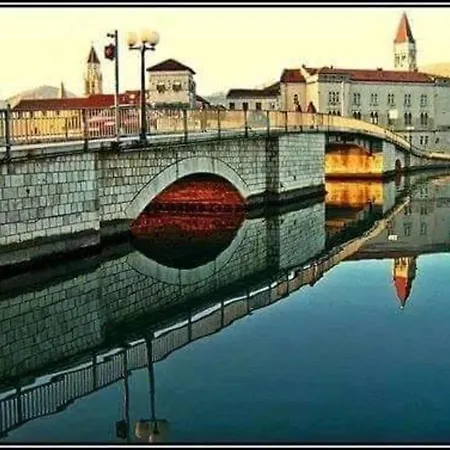 Apartment Charming 2-bed In Okrug Gornji *