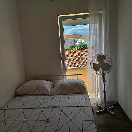 Charming 2-bed In Okrug Gornji Apartment *