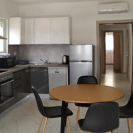 Charming 2-bed In Okrug Gornji