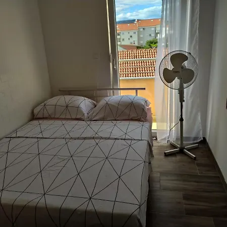 Charming 2-bed In Okrug Gornji Trogir