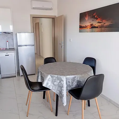 Charming 2-bed In Okrug Gornji 아파트 트로기르