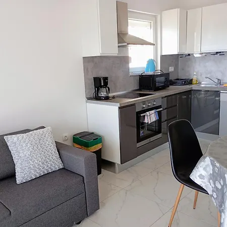 Charming 2-bed In Okrug Gornji * 트로기르