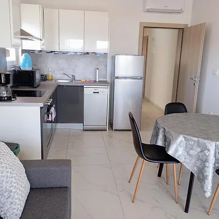 Charming 2-bed In Okrug Gornji 아파트