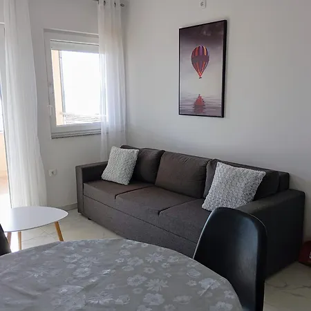 아파트 Charming 2-bed In Okrug Gornji