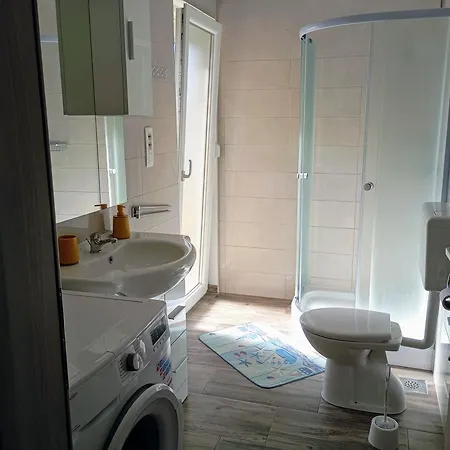 Charming 2-bed In Okrug Gornji 아파트 *