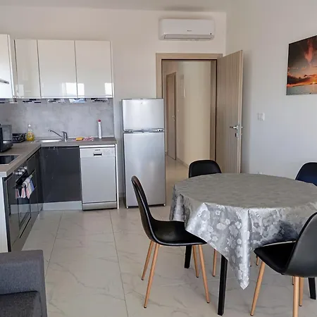 Apartment Charming 2-bed In Okrug Gornji *