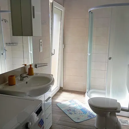 Charming 2-bed In Okrug Gornji 아파트