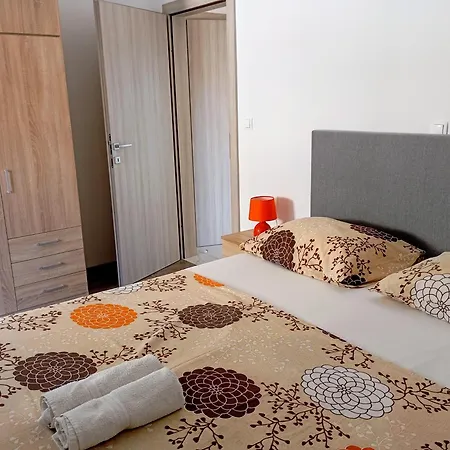 Apartment Charming 2-bed In Okrug Gornji