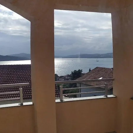 아파트 Charming 2-bed In Okrug Gornji