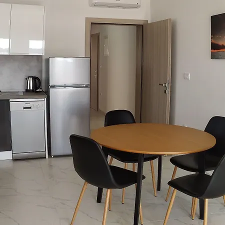 Charming 2-bed In Okrug Gornji 트로기르
