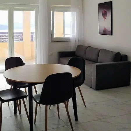 Charming 2-bed In Okrug Gornji 트로기르