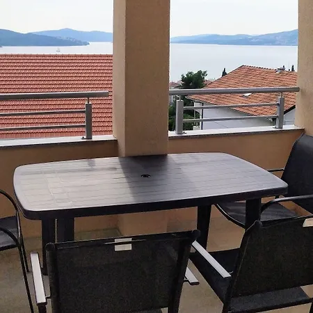 Charming 2-bed In Okrug Gornji 트로기르