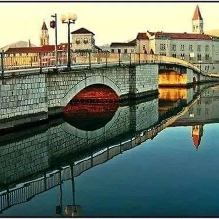 Charming 2-bed In Okrug Gornji 아파트 *
