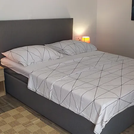 Charming 2-bed In Okrug Gornji 아파트 *