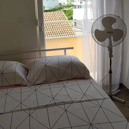 Charming 2-bed In Okrug Gornji 아파트 *