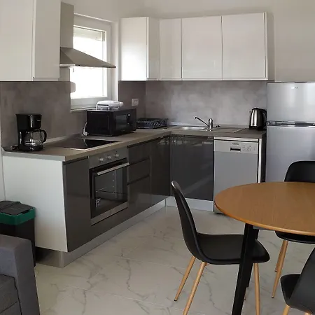 Charming 2-bed In Okrug Gornji 아파트