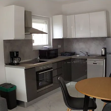 Charming 2-bed In Okrug Gornji 아파트