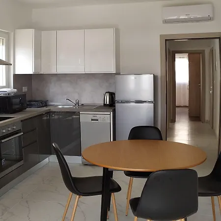 Charming 2-bed In Okrug Gornji 트로기르