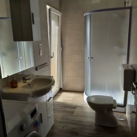 Charming 2-bed In Okrug Gornji 아파트 트로기르