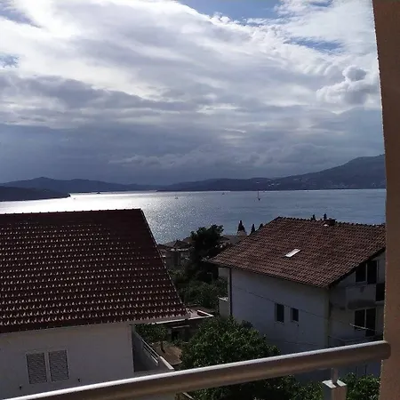 Charming 2-bed In Okrug Gornji 아파트 *